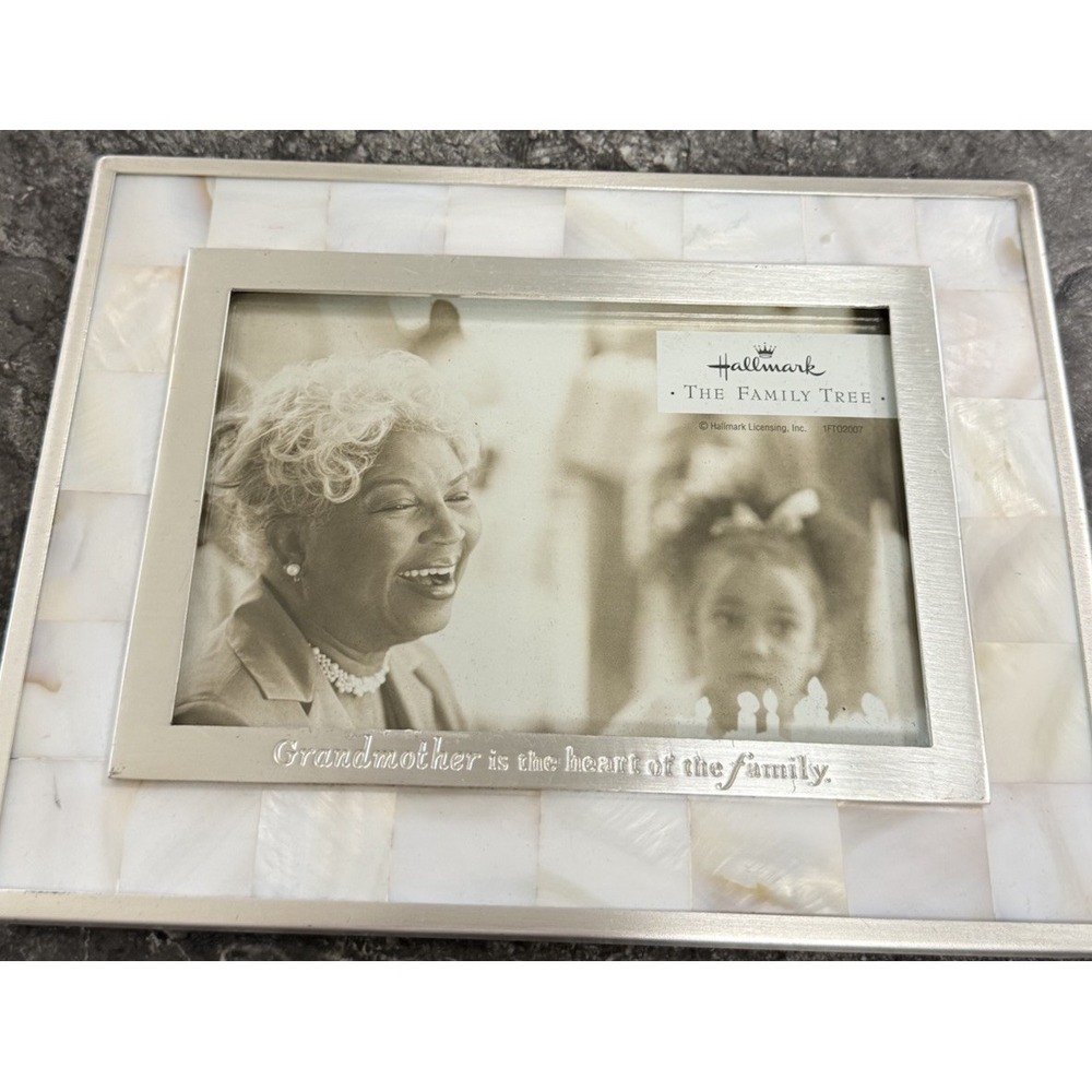 Hallmark The Family Tree Mother Of Pearl Grandmother Is The Heart Of The Family